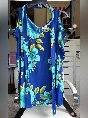 Como blue floral top